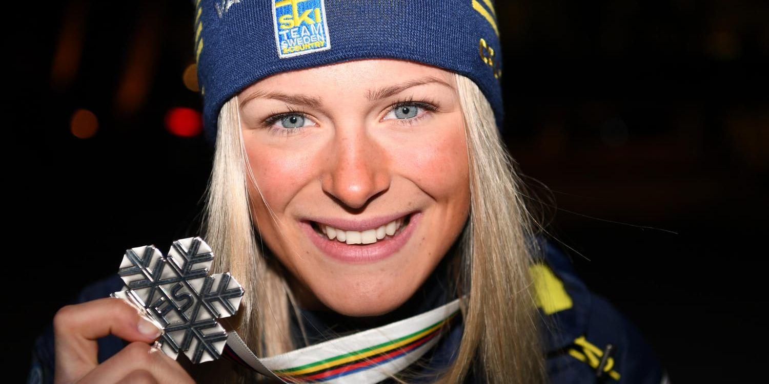 Frida Karlsson, här med sitt VM-silver, kör andrasträckan för Sverige i torsdagens stafett.