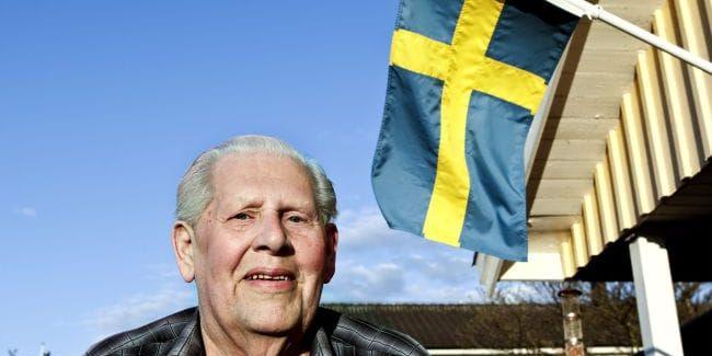 Flaggan i topp. Väröprofilen Henning Pettersson har genom åren varit lantbrukare, polis, ordningsvakt, kronofogde, campingägare och politiker. På måndag fyller han 85 år.