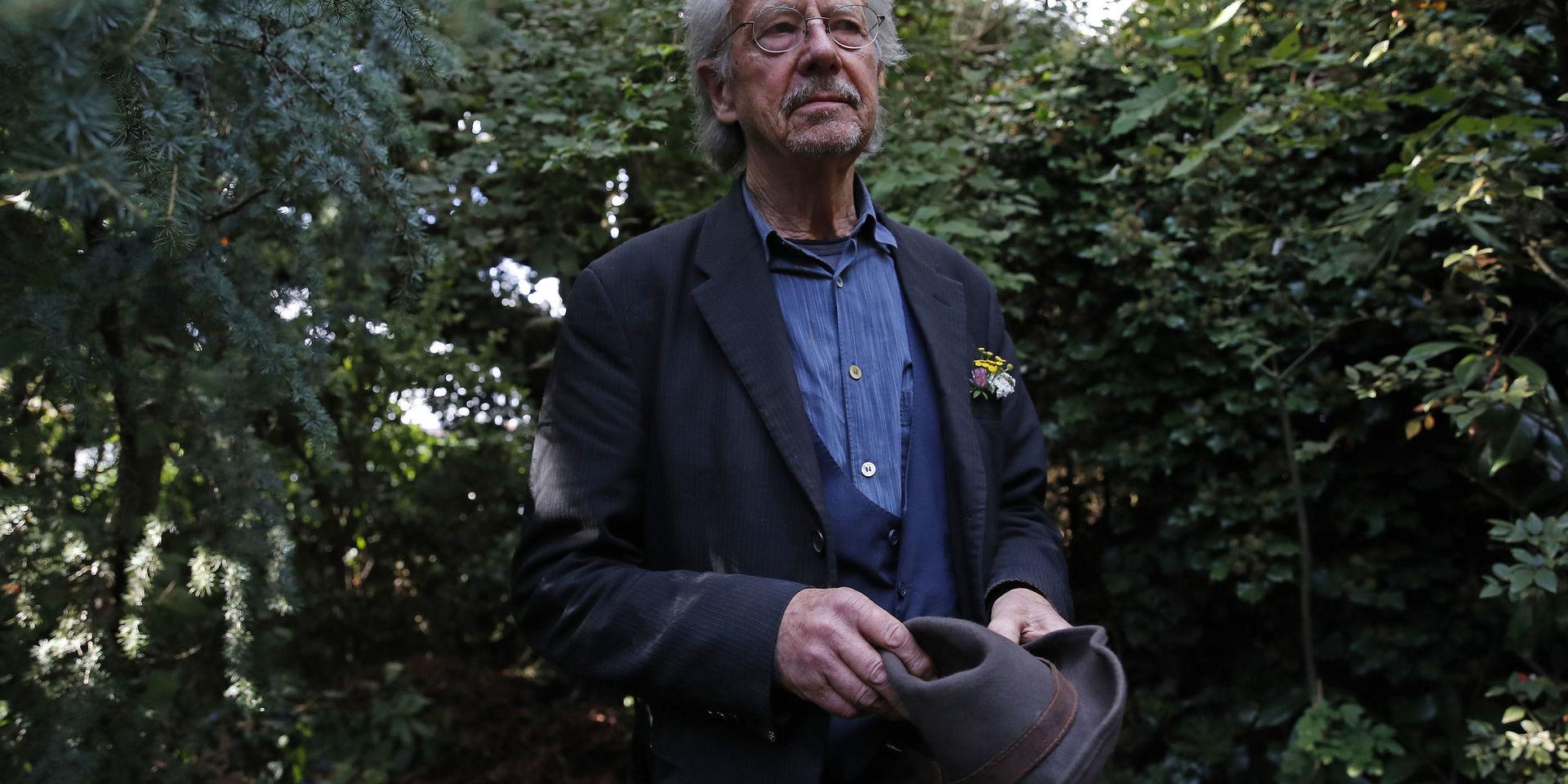 Författaren Peter Handke höll en improviserad presskonferens i sin trädgård.