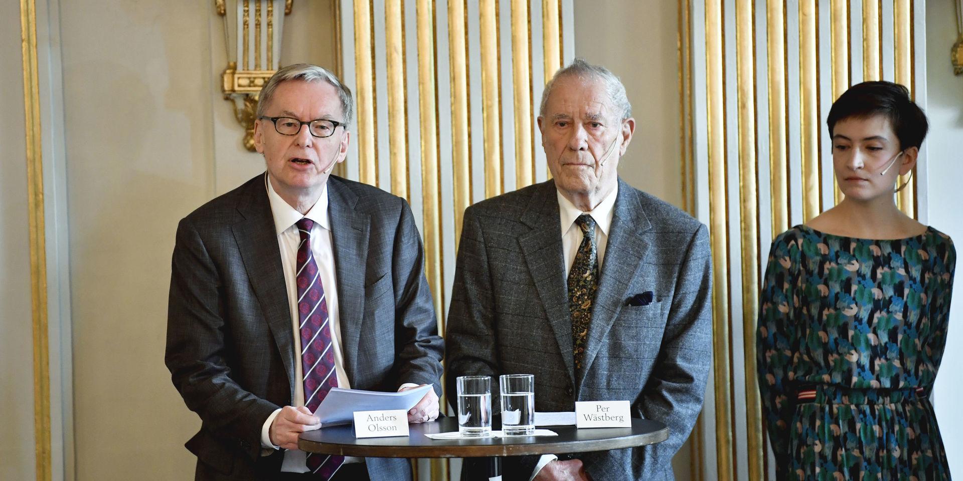 Anders Olsson, Pär Westberg och Rebecka Kärde presenterar Nobelpristagarna.