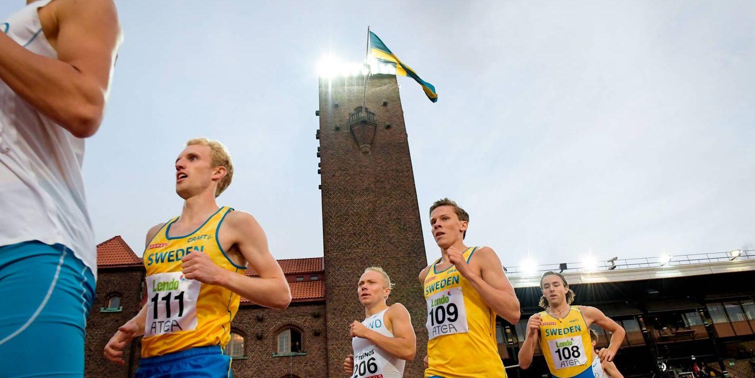 Elmar Engholm (111), trea i mål bakom Andreas Almgren (109) och Andreas Kramer (108), blev diskad på 1 500 meter och Sverige tappade viktiga poäng i herrmatchen av Finnkampen.