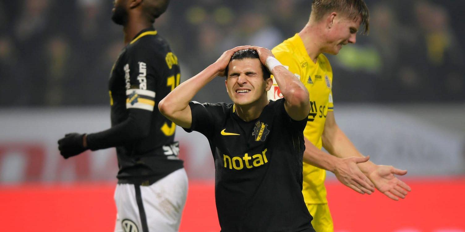 AIK:s Tarik Elyounoussi grimaserar efter missad jättechans. AIK kunde inte avgöra guldstriden.