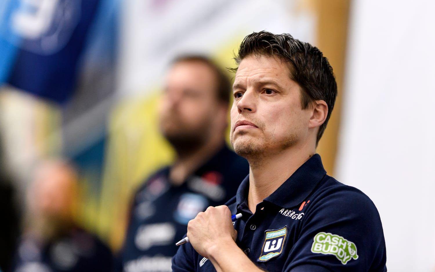 Stefan Smedberg blir kvar som assisterande tränare.