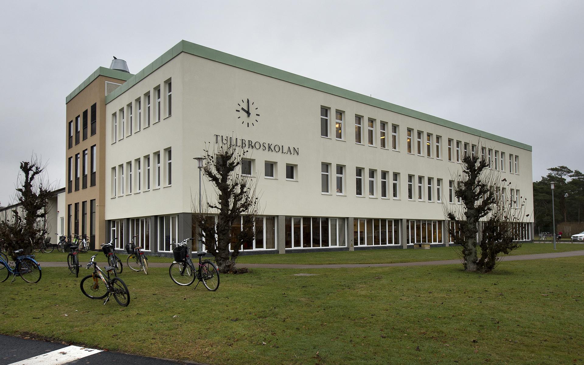 Ett 20-tal elever på Tullbroskolan attackerade Söderskolans utflykt till Vallarna.