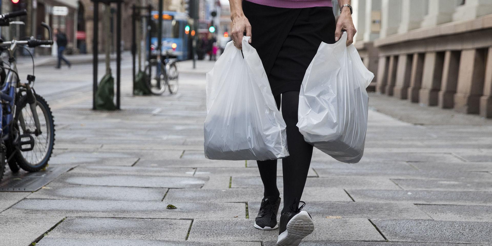 Om man nu inte vill ha plastpåsar för miljöns skull, så borde man självklart ha infört ett förbud istället. 