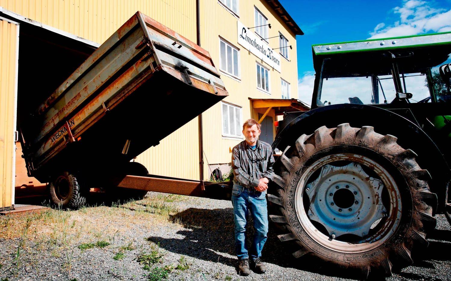 Lämnar säd. Erling Brag, 73 år och bonde från Värö, lämnar vårvete. Det beror på skörden hur ofta han lämnar men ungefär sju till åtta lass om året. Bild: Edith Camilla Svensson
