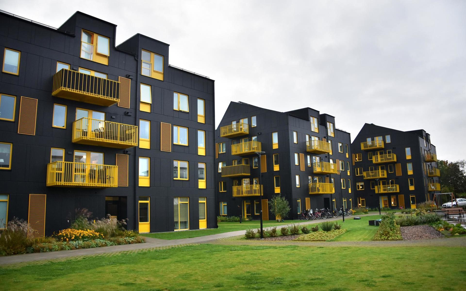 2018. Mandarinen på Träslövsvägen innehåller 63 hyreslägenheter. De svarta husen med gula detaljer byggdes av Wästbygg, Maleryd Fastigheter, Arkitema Architects och Dacapo AB, efter en kommunal markanvisningstävling.