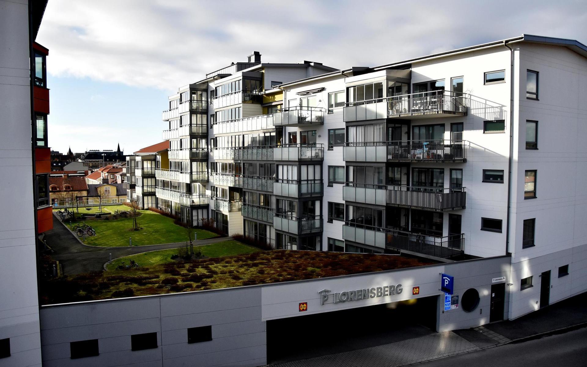 2012. De första lägenheterna i kvarteret Lorensberg var klara för inflyttning 2012. När kvarteret stod helt klart 2014 hade den tidigare parkeringsplatsen omvandlats till 160 bostadsrättslägenheter. Projektet kom till i samarbete mellan Järngrinden och Mjöbäck Entreprenad. Wästbygg byggde husen.