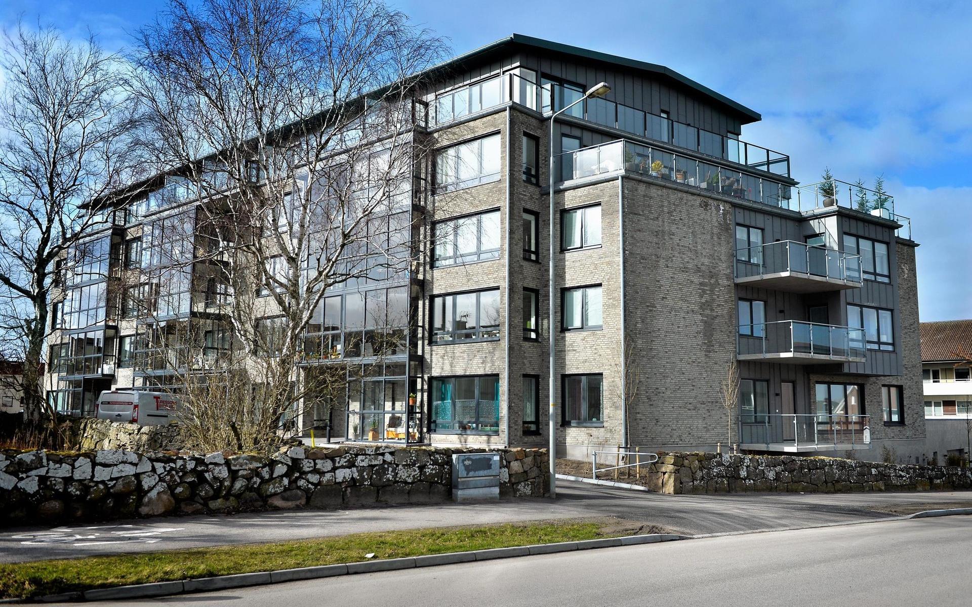 2014. När Södra vägen 38 och 40 byggdes var huset det första nybygget i kvarteret sedan 1971. Huset består av 40 lägenheter. 18 är hyresrätter och 22 är bostadsrätter. Bygget kom till genom ett samarbete mellan Cecilia Angergård och Martin Karlsson, Turessons Bygg och Lindebergs Fastigheter.