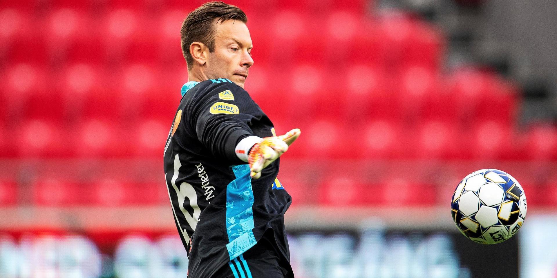 Falkenbergs FF:s målvakt Viktor Noring under fotbollsmatchen i Allsvenskan mot Kalmar FF.