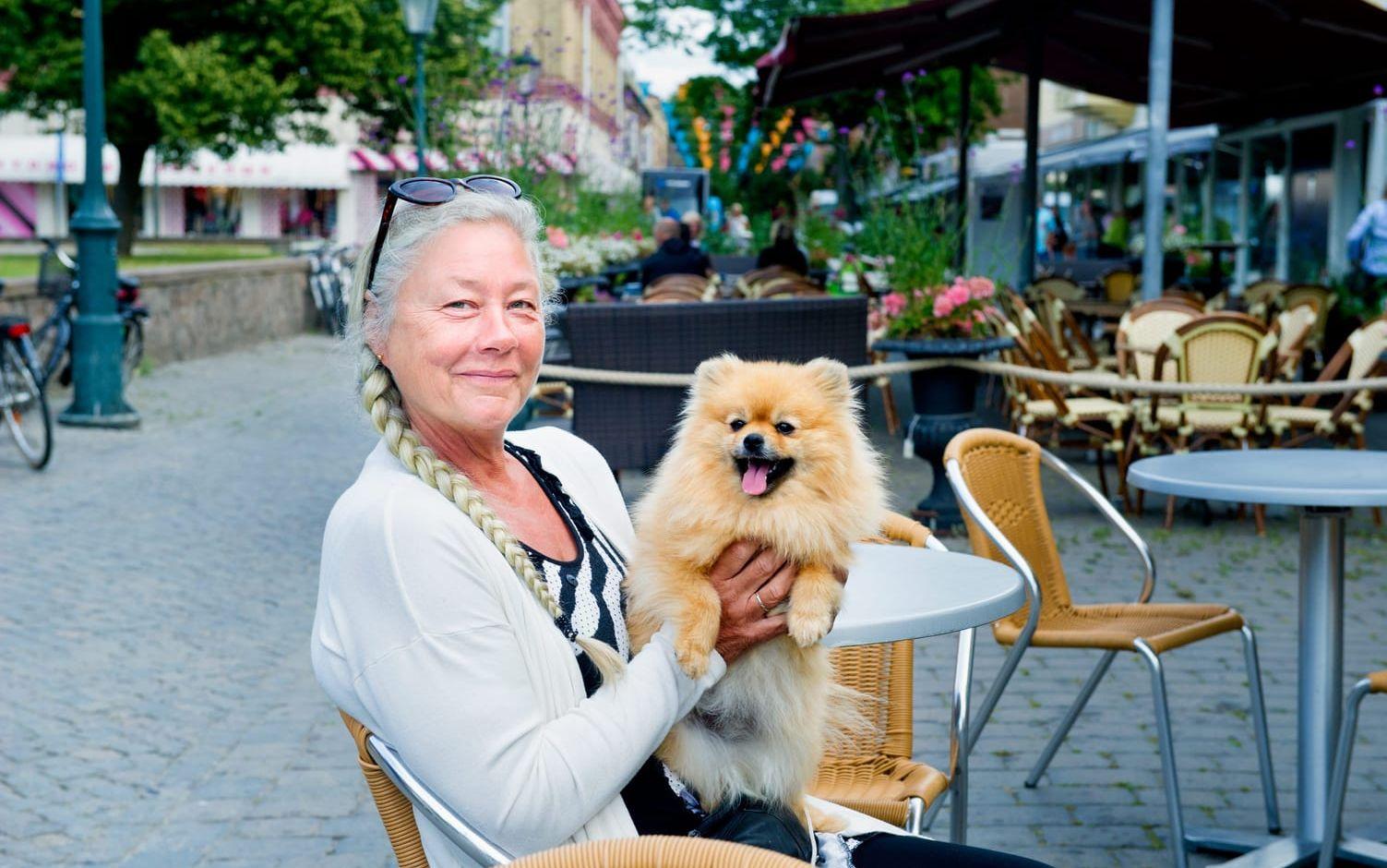 Middagsvänner. Pia Mattsson, som driver Kåpåsens kennel, brukar ta med sig sin hund Daisy när hon går ut och äter. Hon tycker att det är dåligt att flera restauranger i Varberg inte välkomnar hundar. Bild: Aline Lessner