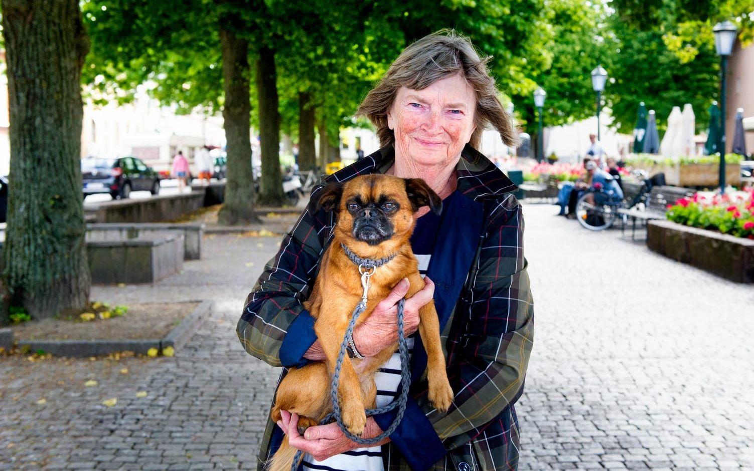 Brukar du ta med hunden på restaurang och vad tycker du om att vissa ställen inte tillåter det? – Vi får sitta ute. Jag tycker att det är fel att man inte kan sitta inomhus någonstans i Varberg. Vi går ingenstans där vi inte är välkomna, säger  Ingela Andersson med hunden Hector som hon passar. Bild: Aline Lessner