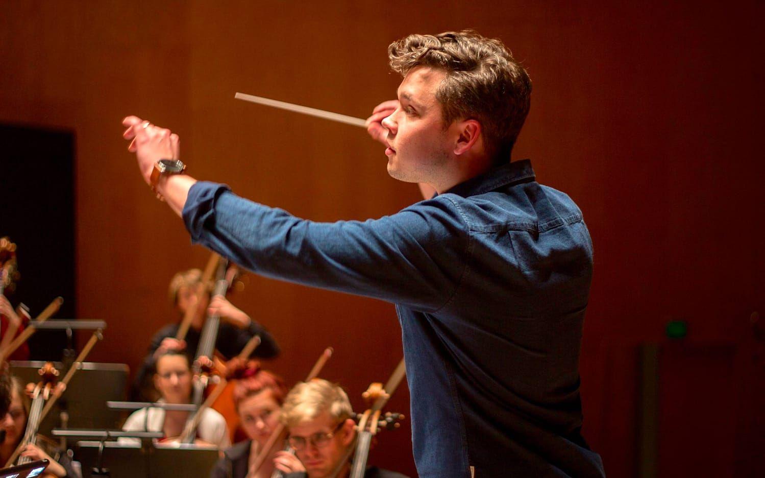 Göteborgs konserthus. Andreas Eriksson Hjort dirigerar Västra Götalands Ungdomssymfoniker 1 februari 2017, orkestern spelar "The Young Persons Guide to the Orchestra" av Benjamin Britten.
