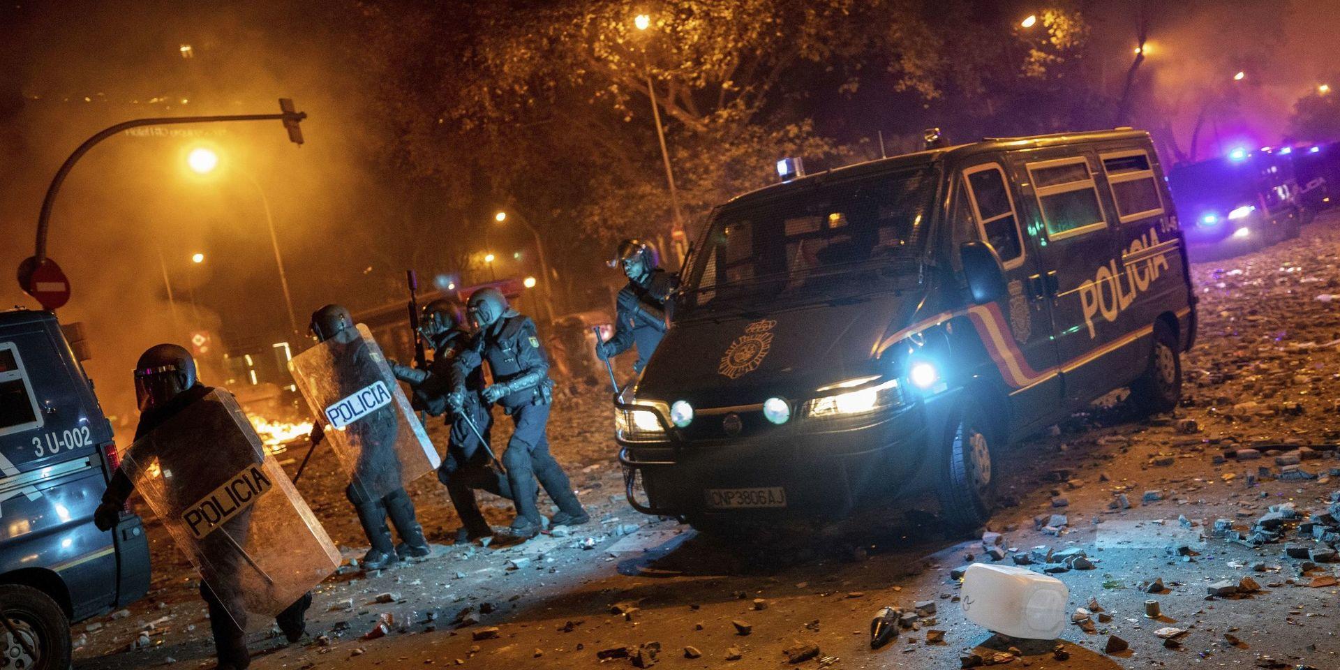 Kravallutrustad polis i Barcelona under fredagskvällen. 