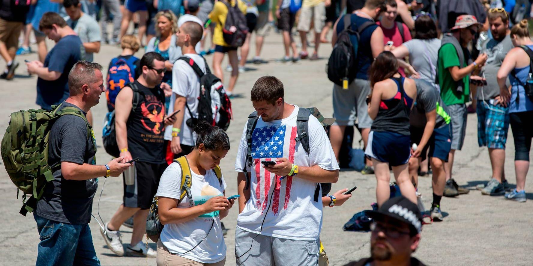 Festivalbesökare försökte spela Pokémon Go i Chicago på lördagen.