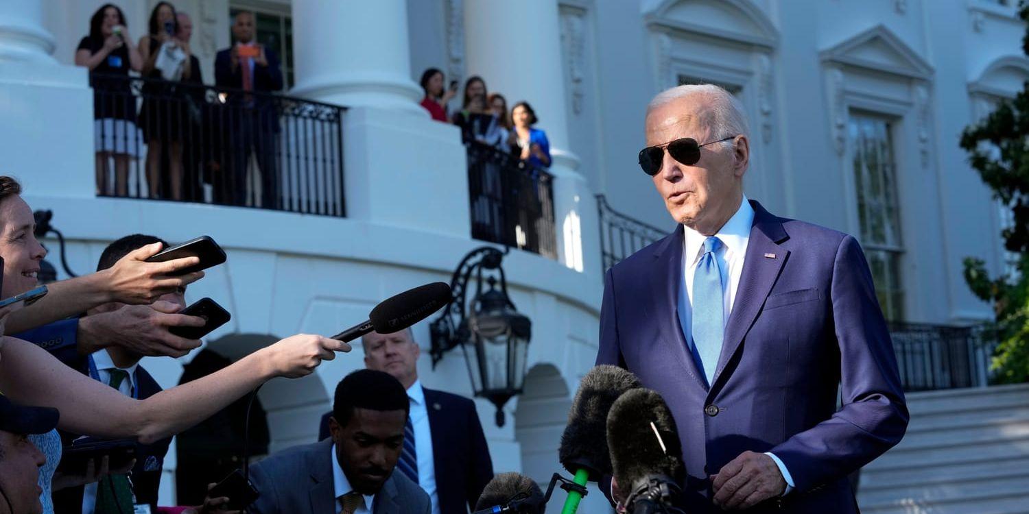 President Joe Biden talar till journalister utanför Vita huset på fredagskvällen, lokal tid.