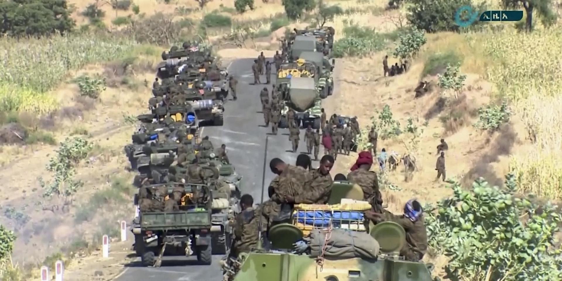 Denna bild, som distribuerats av Etiopiens statliga nyhetsbyrå, visar federala styrkor som förflyttar sig vid gränsen mellan regionerna Amhara och Tigray tidigare i veckan.
