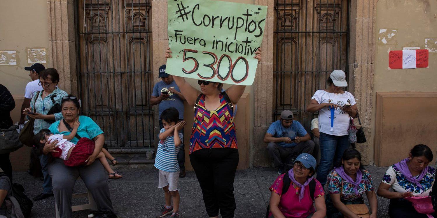 Demonstranter visar sitt missnöje i huvudstaden Guatemala (Ciudad de Guatemala) på onsdagen.