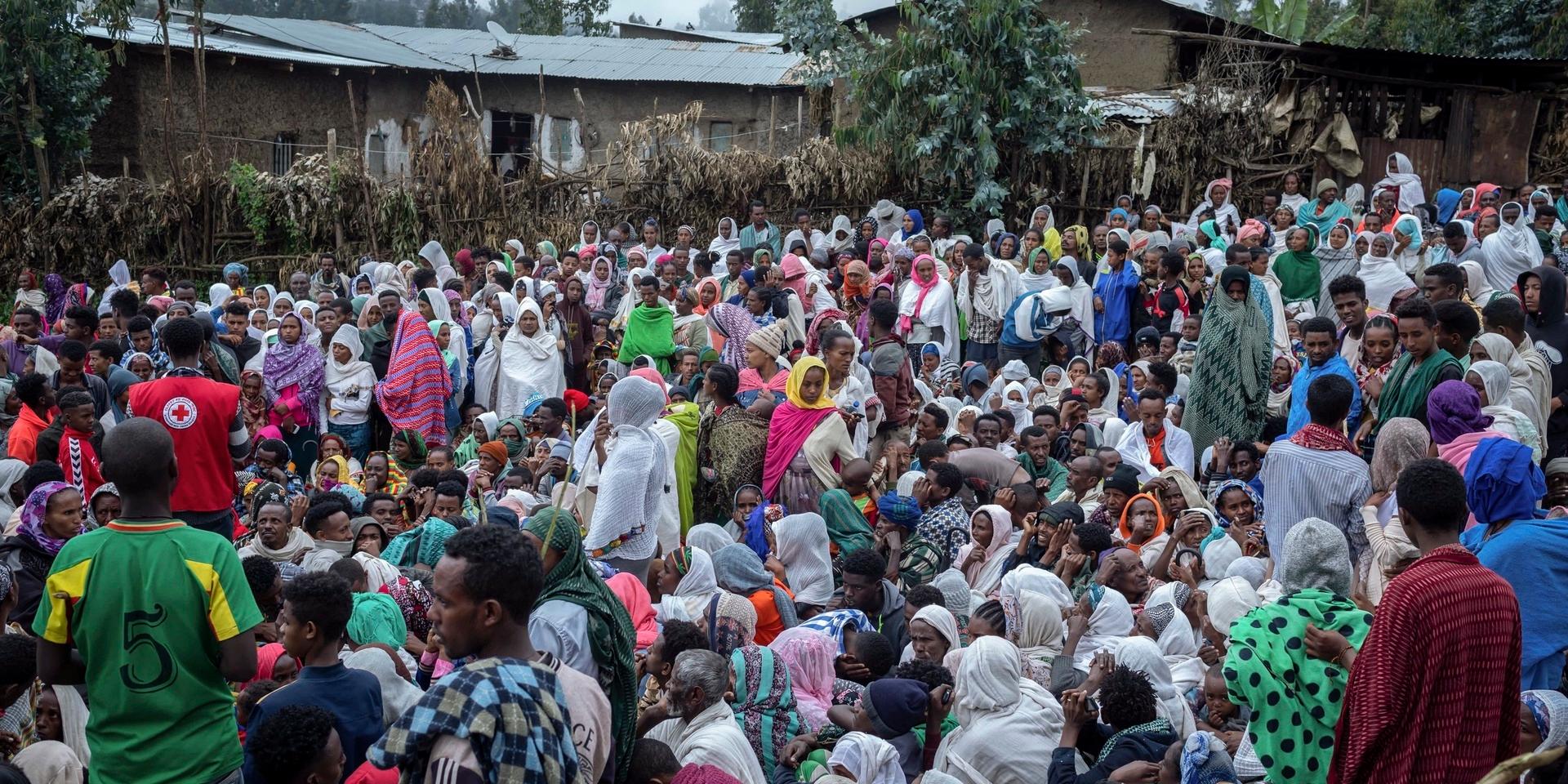 Våldet i norra Etiopien driver många på flykt. Här väntar folk på nödhjälp i Debark i Amhara i slutet av augusti.