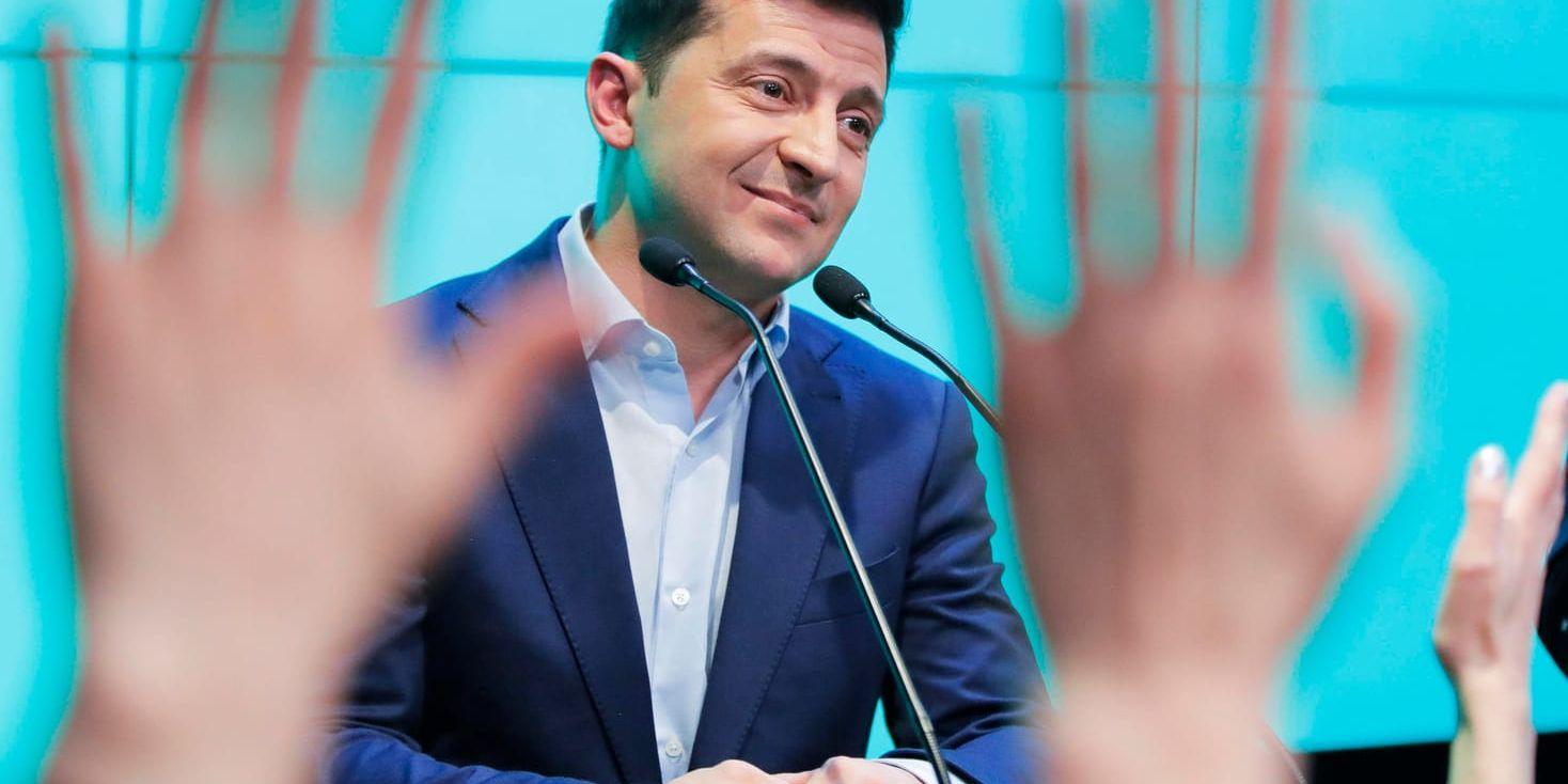 Ukrainarna har röstat för den före detta tv-komikern Volodymyr Zelenskyj i presidentvalet.