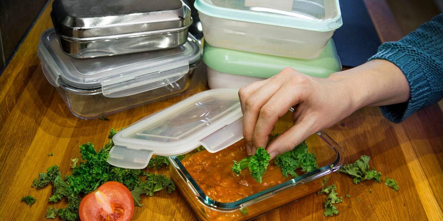 Fler sparar sina matrester, antingen för att använda som lunchlådor eller för att ha till middag en annan dag. Arkivbild.