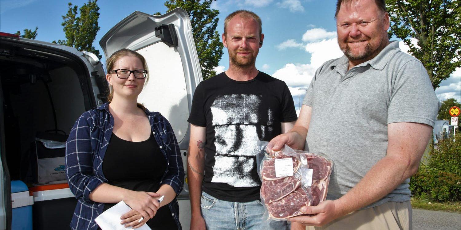Marie Eriksson och Daniel Neldemo från Ekkullens fårfarm sålde kött till Mikael Svensson från Fjärås. ”Mycket att välja på och bra för miljön att det är så många producenter på en och samma plats”, säger Mikael.