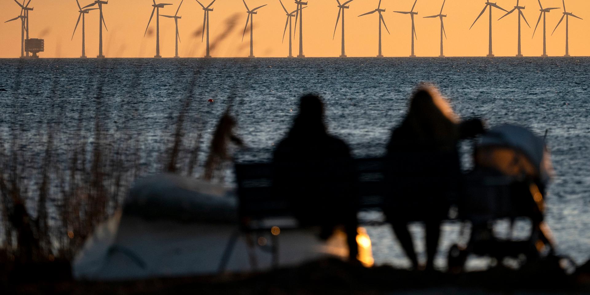  För oss som ofta njuter av vackra solnedgångar i havet och för all del också andra vackra väderfenomen kommer kraftverken för överskådlig framtid påverka upplevelsen negativt, skriver debattören. Bilden är från Lillgrund, söder om Öresundsbron.