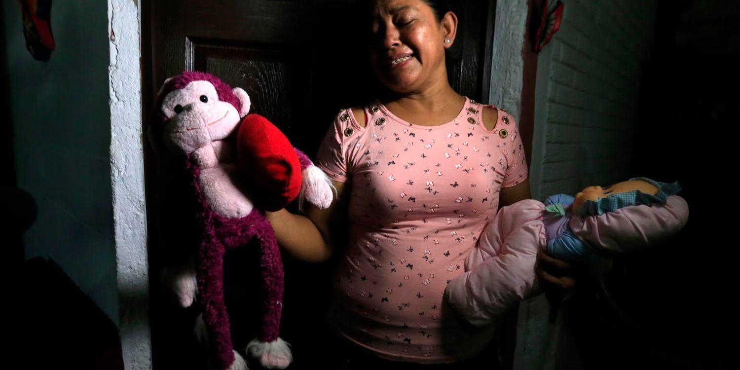 Rosa Ramirez, barnets farmor, håller upp sitt döda barnbarns leksaker.