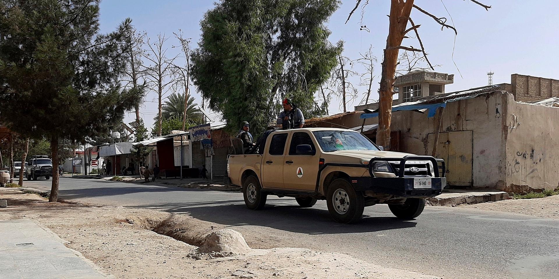 Regeringsstyrkorna som patrullerar Lashkar Gahs öde gator har uppmanat invånarna att fly staden 'några dagar' för att man ska kunna slå tillbaka talibanerna.