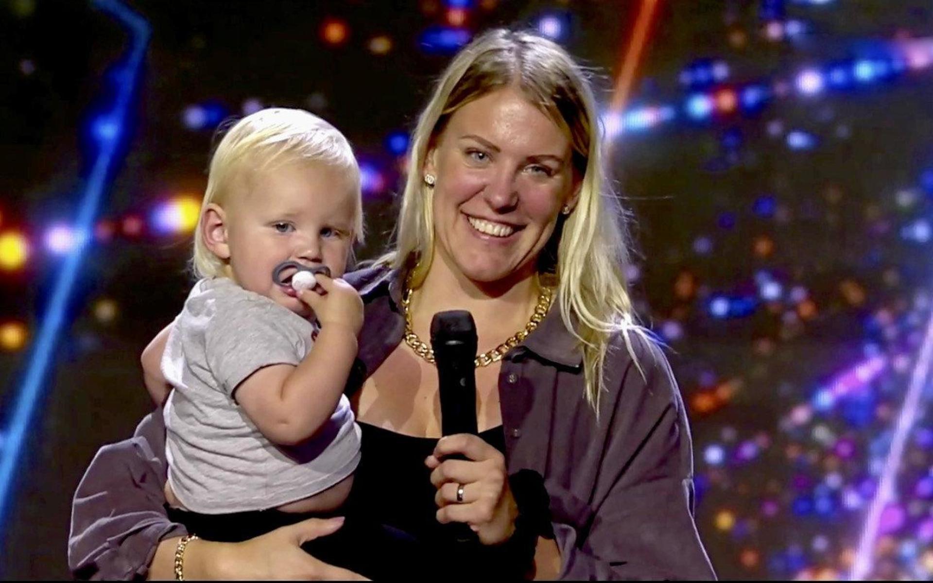 Mamma Malin Norén följde med sonen Leo Kniberg ut på scen i &quot;Talang&quot; i TV4.