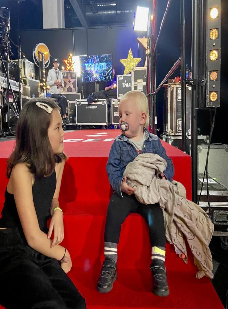 Leo Kniberg hade med storasyster Juni (10 år) på scenen i ”Talang” i Stockholm och hon försökte fånga hans frisbee.