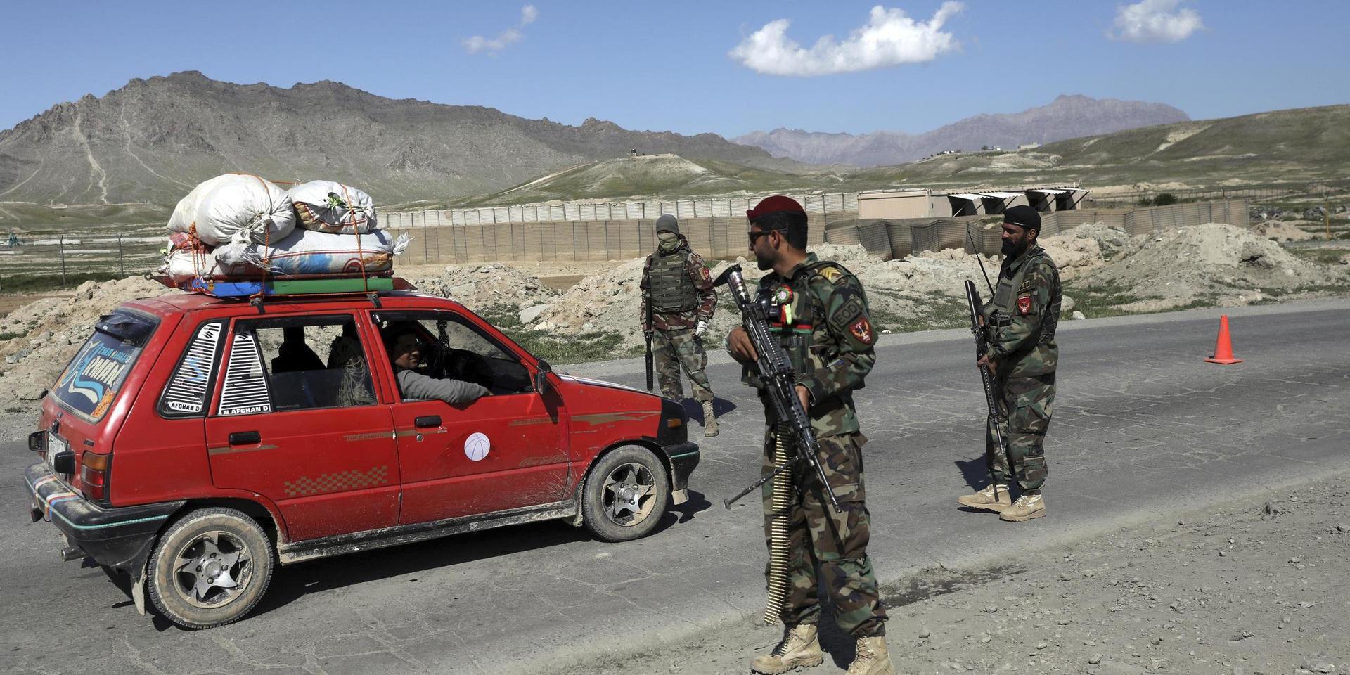 Afghanska regeringsstyrkor vid en vägspärr i utkanten av Kabul. Arkivbild.