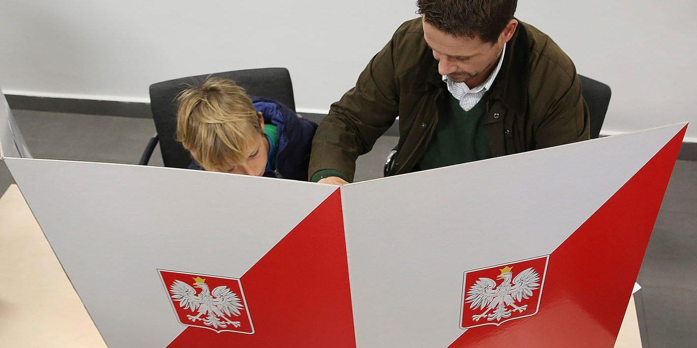 PO:s Rafal Trzaskowski blir borgmästare i Warszawa. Här röstar han tillsammans med sin son.