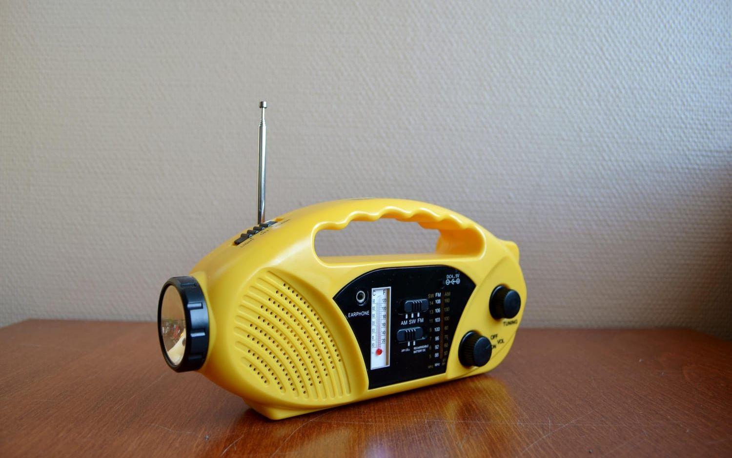 FIFFIG MACKAPÄR. Utan information om vad som händer blir man otrygg. Den sladdlösa radion kan drivas på batteri eller med hjälp av solcellerna eller veven. Den har en inbyggd ficklampa och uttag för att ladda mobilen. Med en sådan här radio är kommunikationen säkrad.
