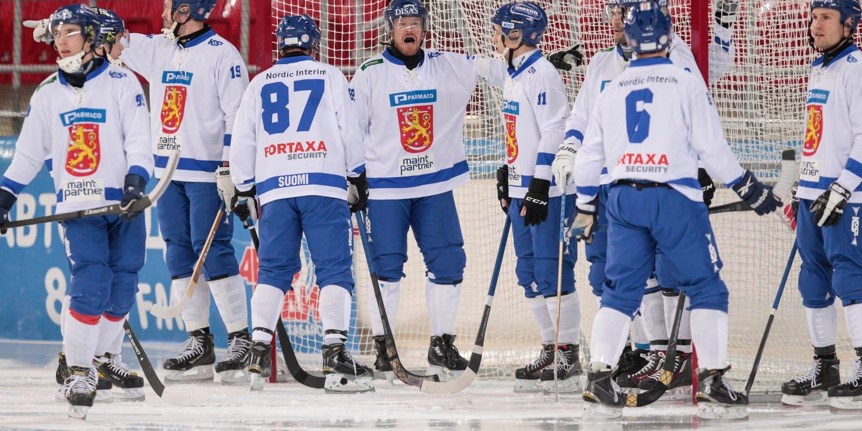 Finlands lagkapten Ville Aaltonen, i mitten, dirigerar laget i förra vinterns VM. Det blev brons för Finland då, efter bland annat en brakförlust (1–9) mot Sverige i gruppspelet.