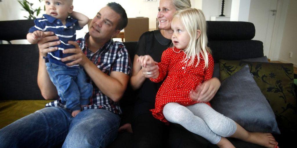 Fyrklövern. ”Att vara fyra är något helt annorlunda än att vara tre” konstaterar Fredrik och Jessica med barnen Gottfrid, sex månader och Junis, 3,5 år.