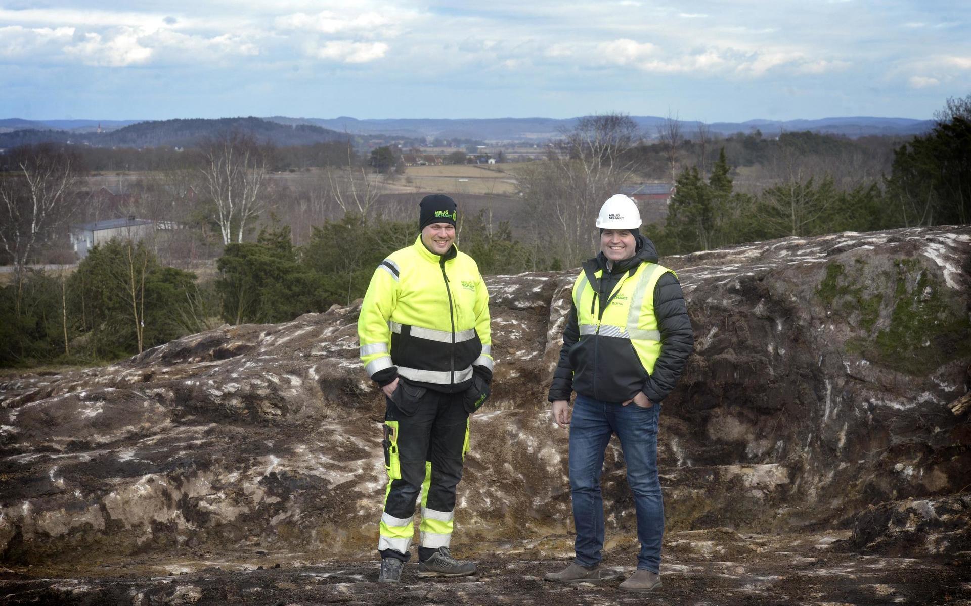 Erik Karlsson och Martin Asklöf från Miljöschakt. Där de står ska ett av vattentornets nio stora betongben monteras. 