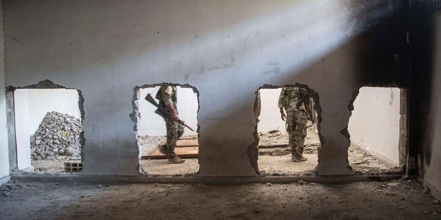 Soldater från den USA-stödda SDF-styrkan, som strider mot IS i Syrien. Arkivbild.