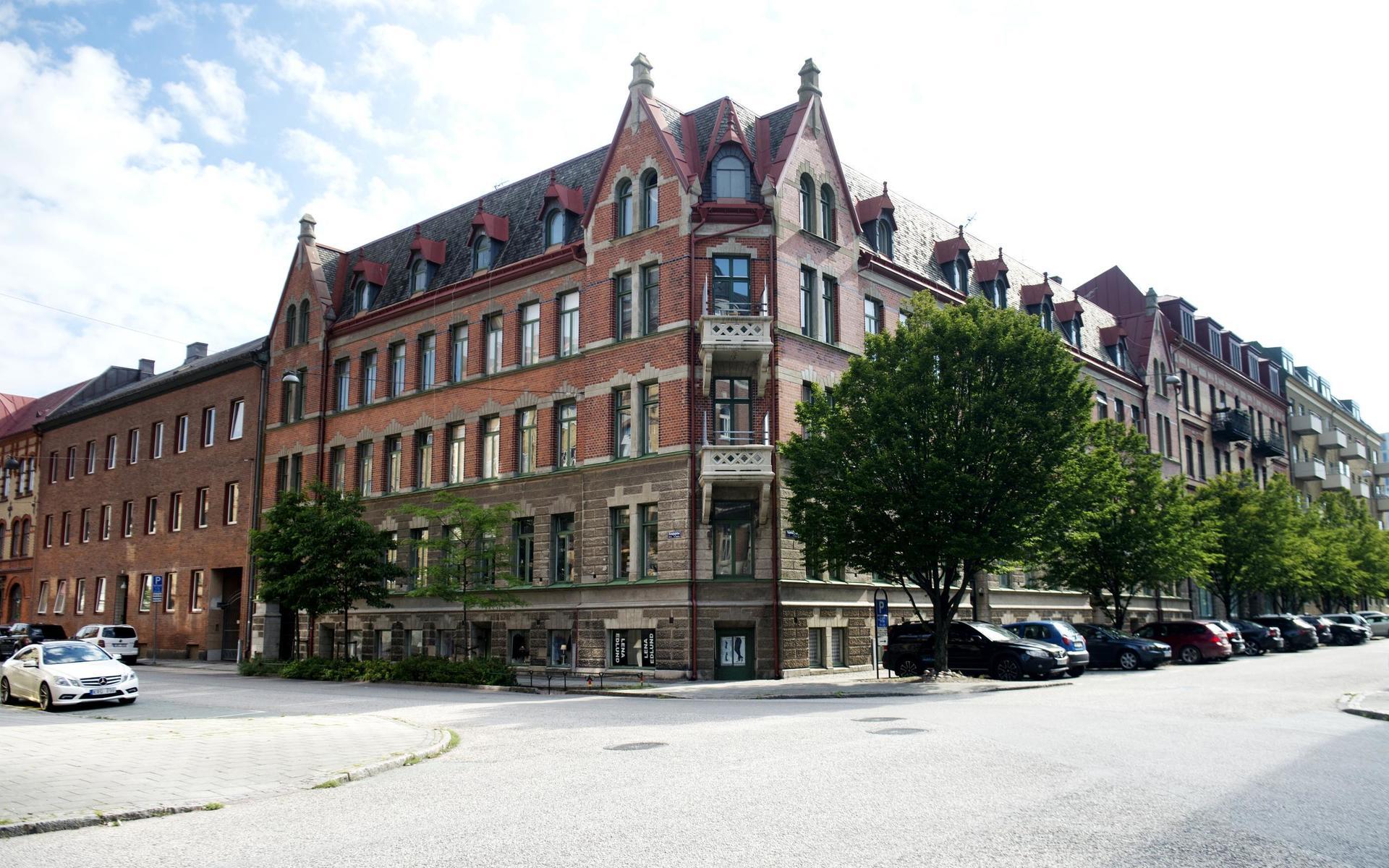 Lizette och Tobias hyreslägenhet ligger på första våning i ett hus från 1898 på Kungsgatan 6 i Halmstad.