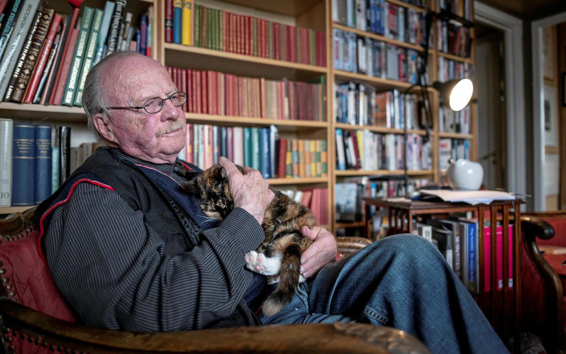 Katten Sushi var över 20 år när hon somnade in ett par månader före den 93-årige Jan Myrdal.