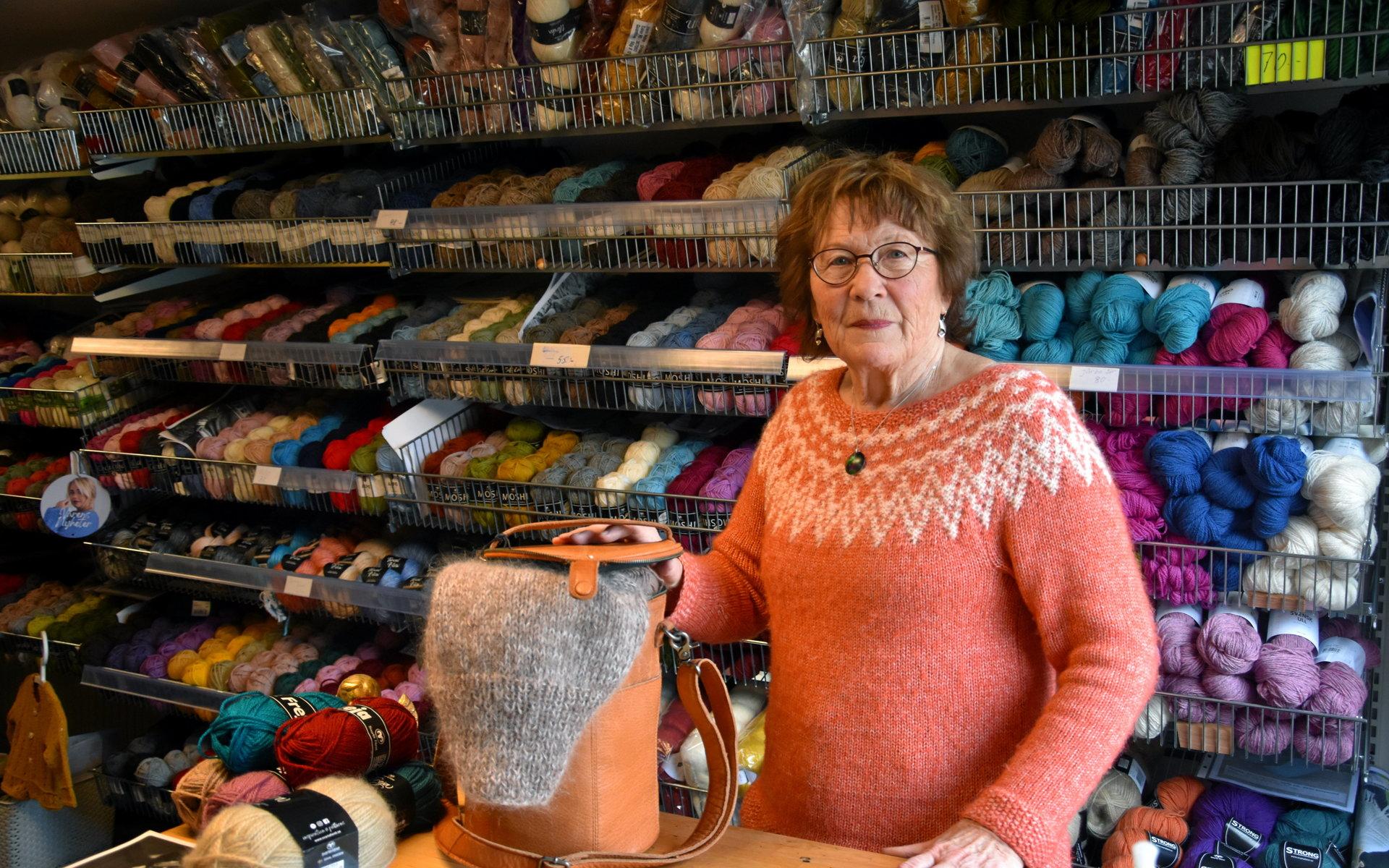 Ulla-Britt Andersson Robertsson har nyss firat ett år som garnbutiksägare. 