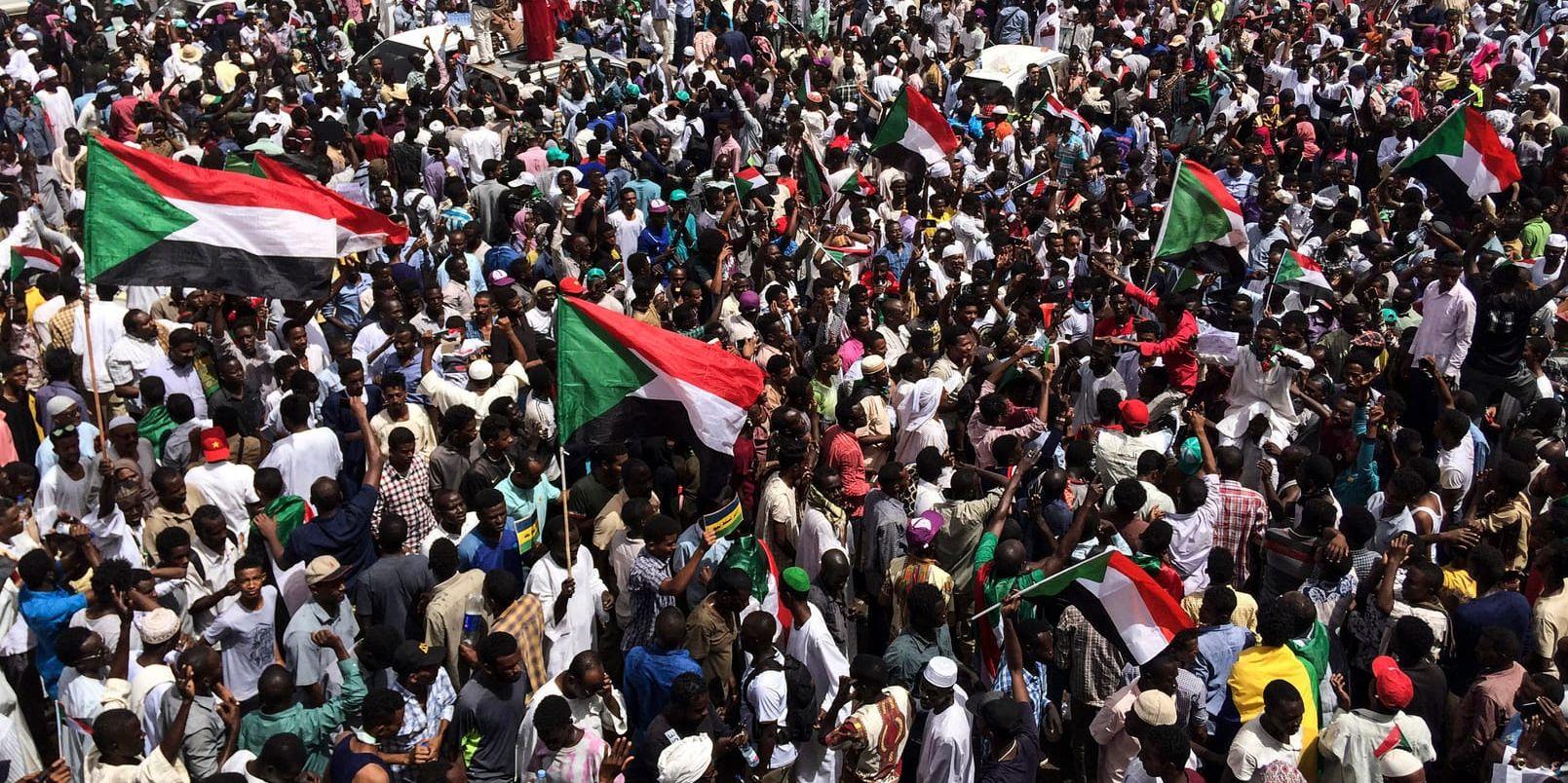 Tusentals protesterade i Sudans huvudstad Khartum på fredagen.