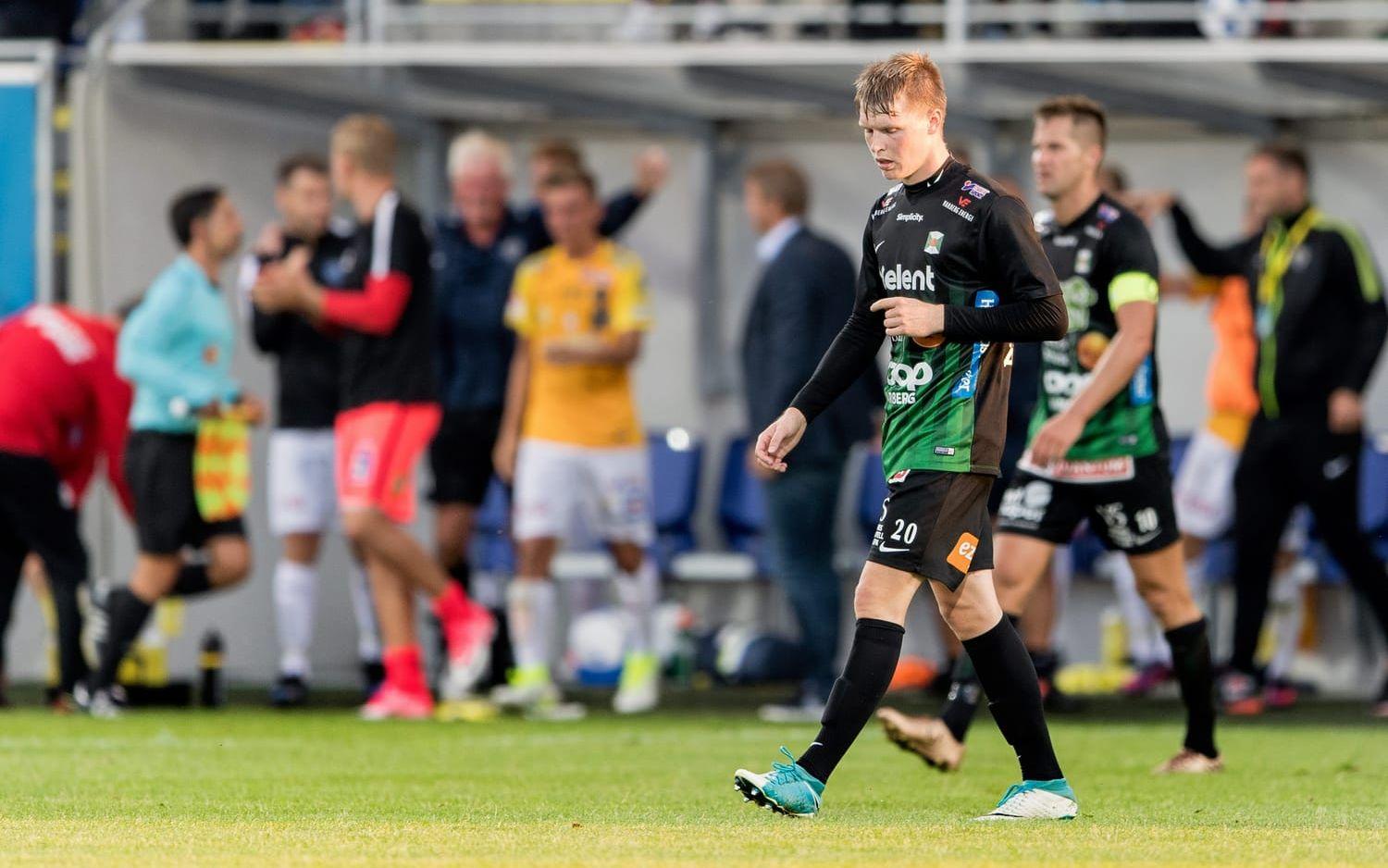 Dystert i Bois. Anton Liljenbäck deppar efter 1–2 mot Falkenbergs FF. Bild: Krister Andersson