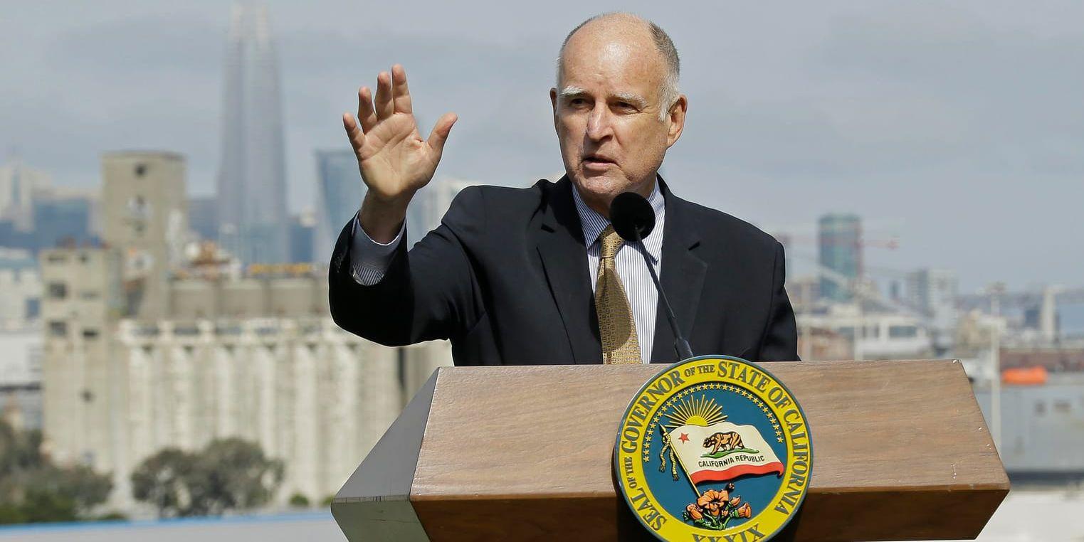 Kaliforniens guvernör Jerry Brown skrev på 15 lagförslag i San Fransisco i fredags för att råda bot på den omfattande bostadsbristen i Kalifornien.