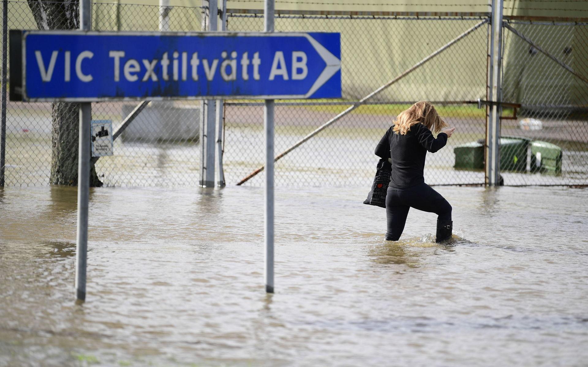 Emma Stenson vadade genom vattenmassorna på väg till jobbet i Kållered. 