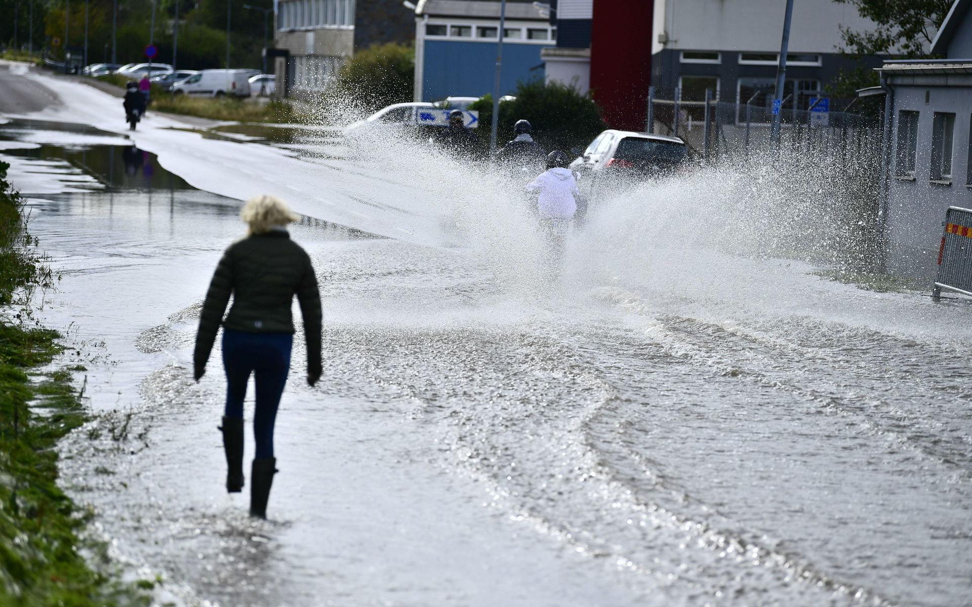 Det är stora översvämningar i Kållered efter ett skyfall under tisdagen. 