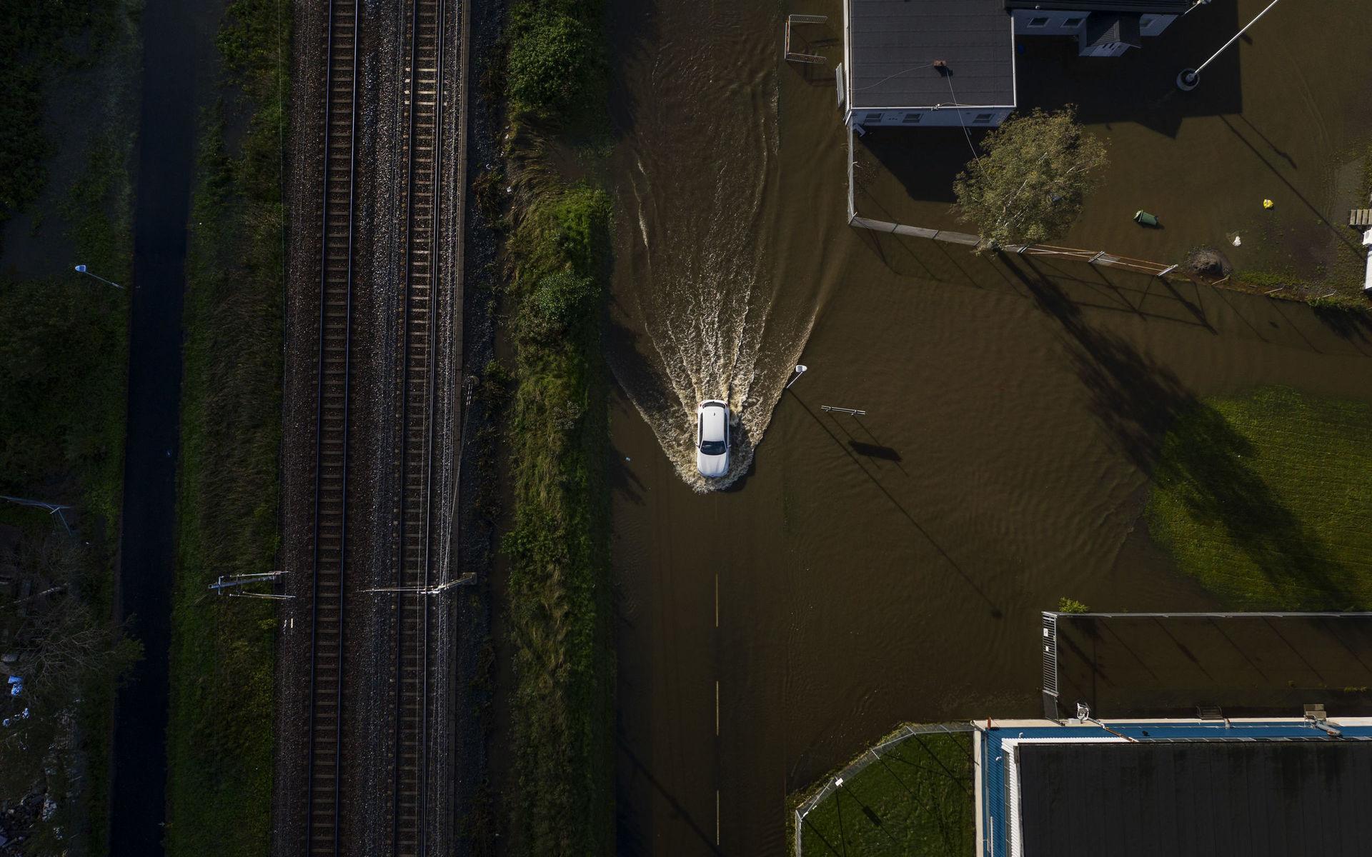 Det är stora översvämningar i Kållered. Bilar kör i vattnet längs järnvägsspåren.