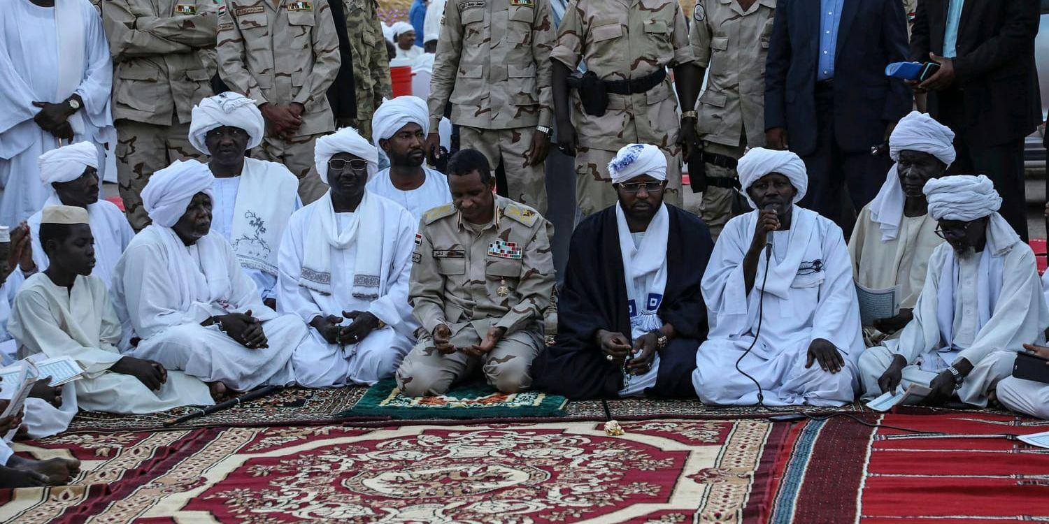 Det militärråd som i nuläget styr Sudan, med dess biträdande chef Hamdan Dagalo i mitten.