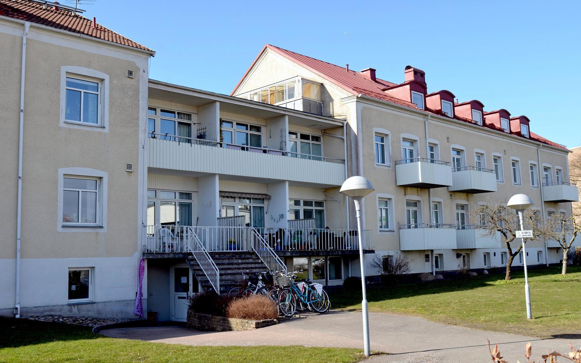 Falkenbergs Bostad AB säljer hyreshus på Sandgatan för att kommunen ska lösa tvist med Ekängengruppens dotterbolag.
