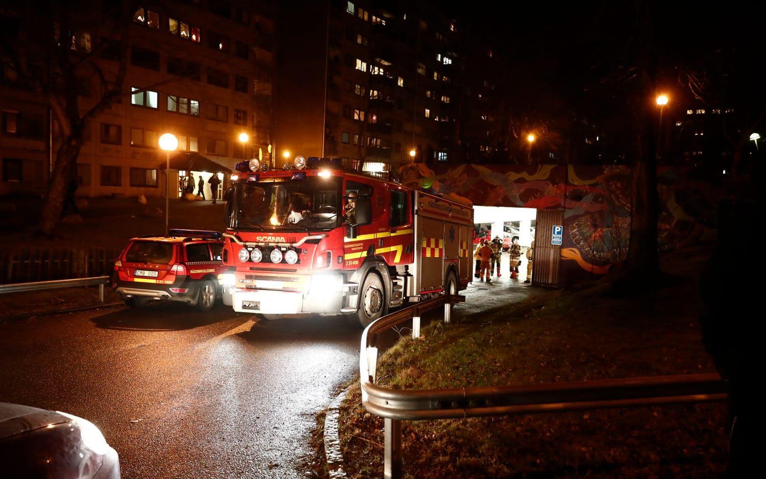 Polis och räddningstjänst på plats i Hammarkullen i Göteborg efter oroligheter och en bilbrand.  Bild: GP